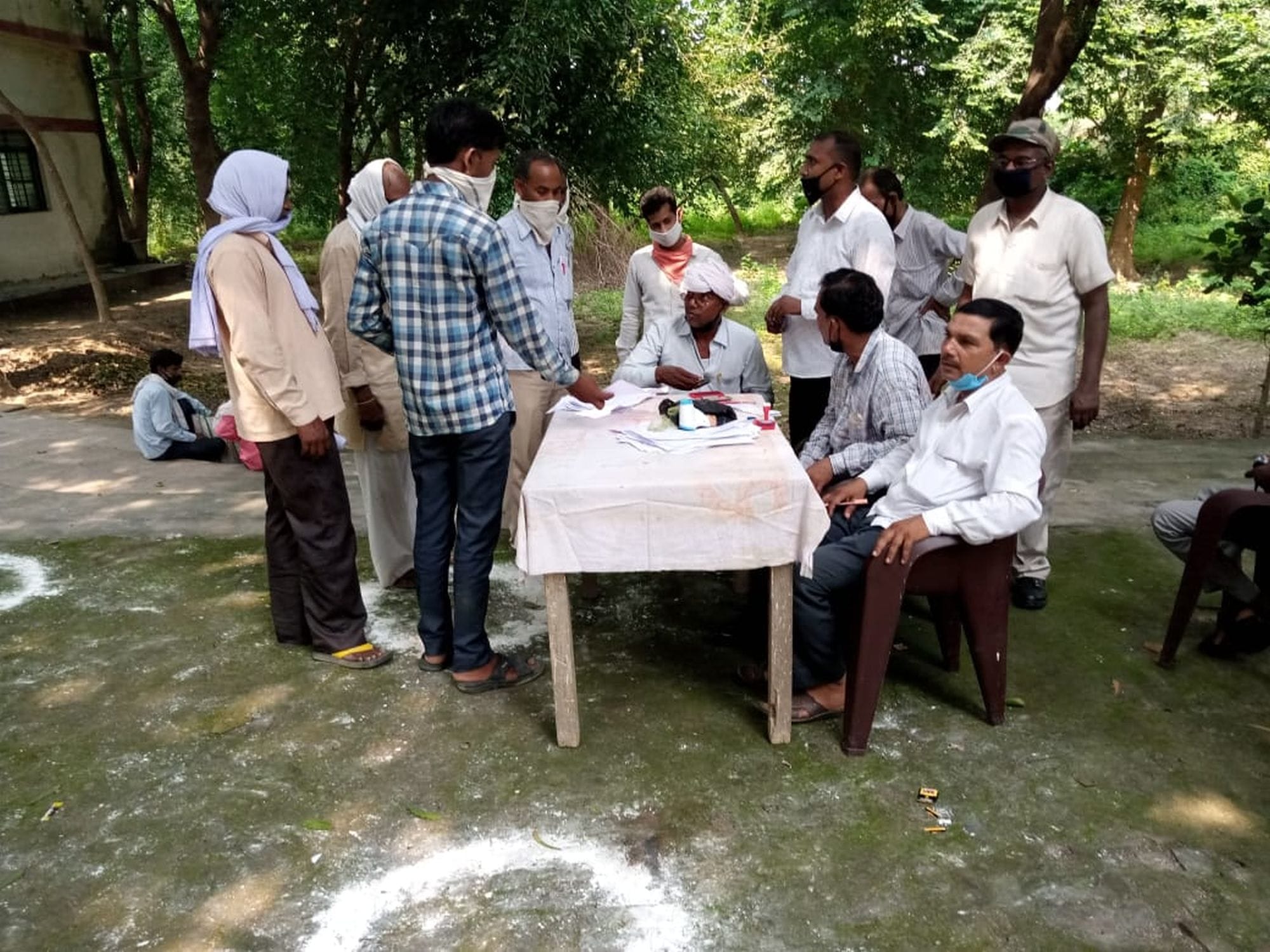 बिना मास्क लगाए फरियादियों का पंजीयन करते कर्मी बिना मास्क लगाए फरियादियों का पंजीयन करते कर्मी