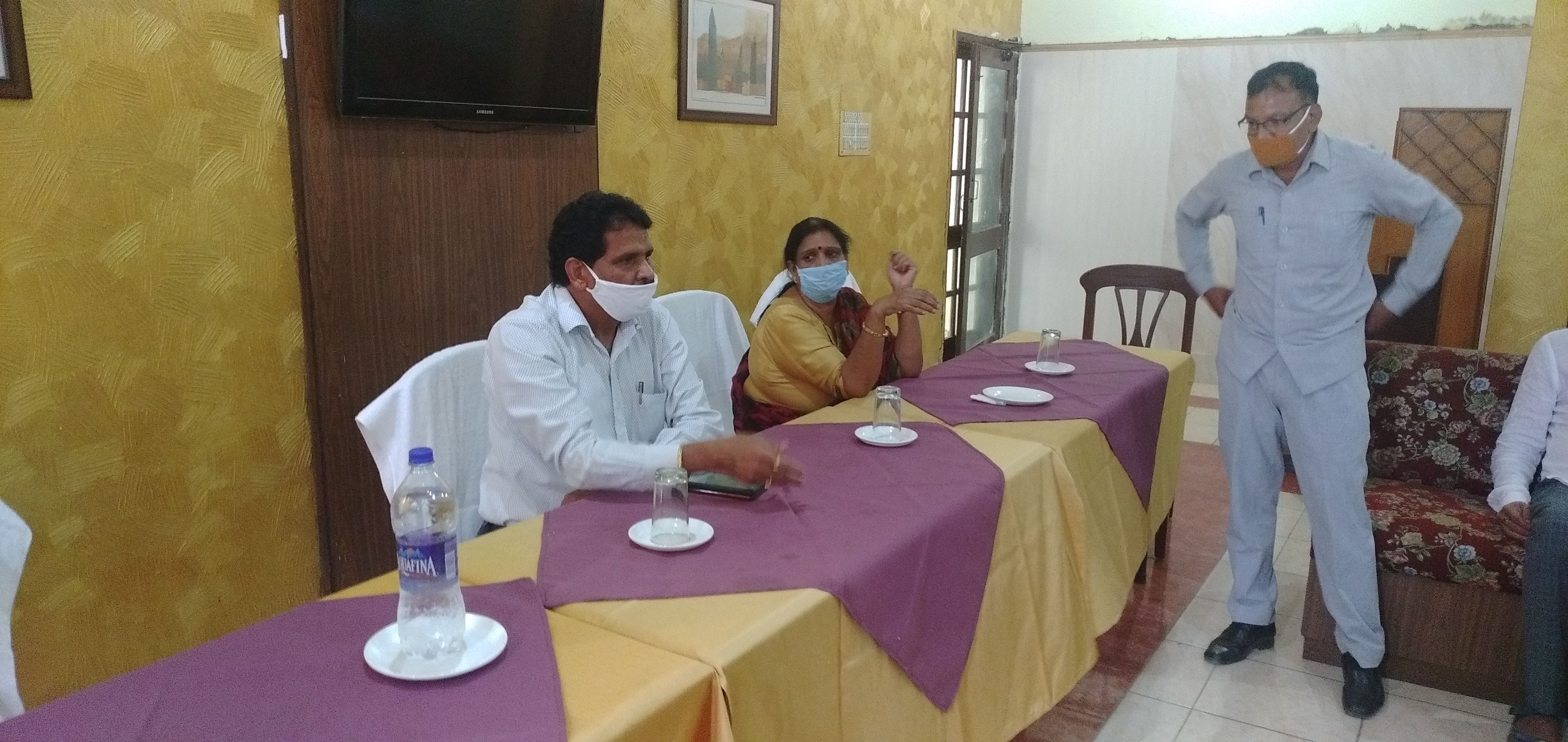 एक होटल में जिला खेल अधिकारी और कोचों के साथ बैठक करते खेल विभाग के निदेशक डॉ. एसएस फुलिया।