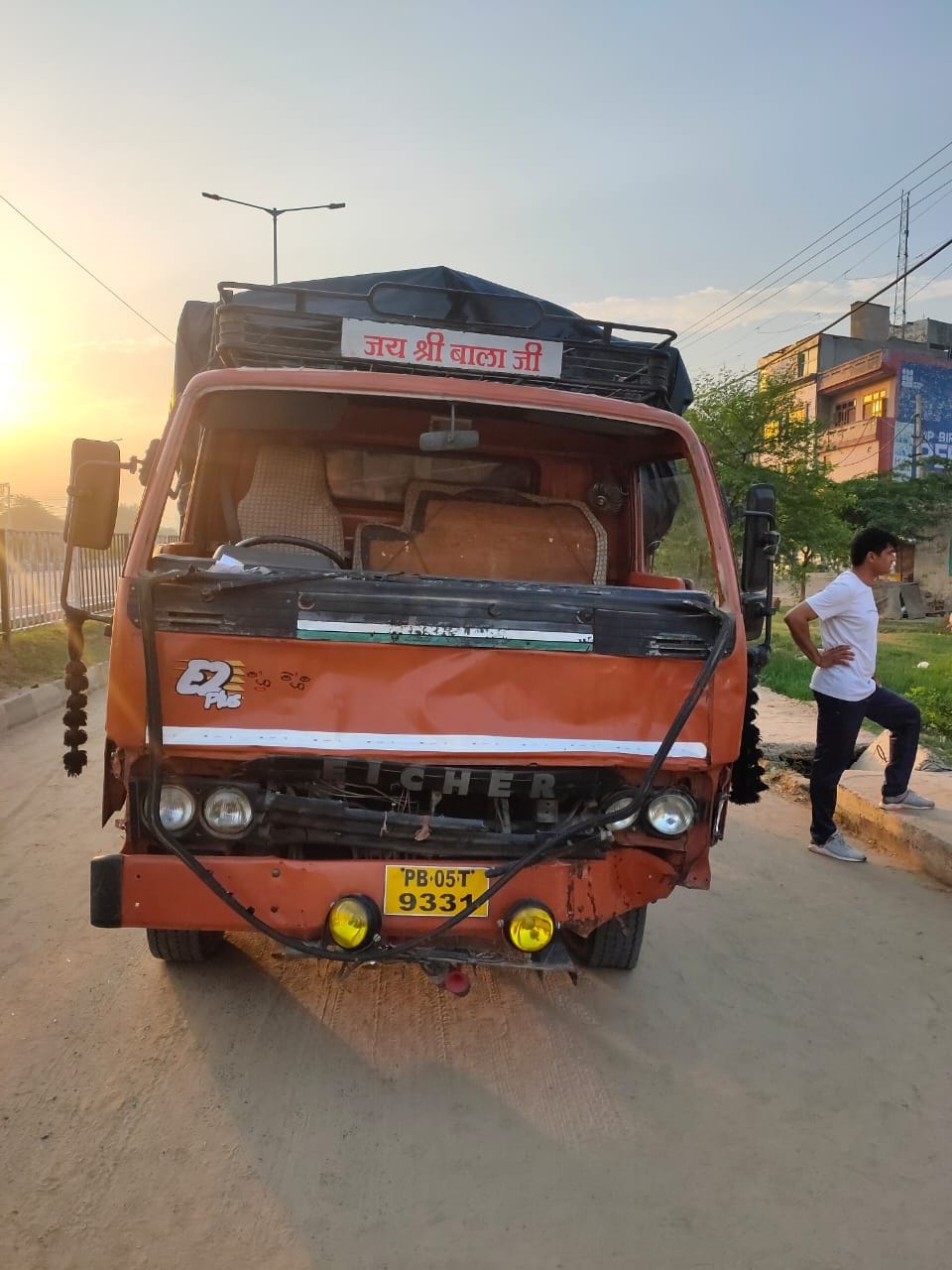 इस कैंटर से हुई दुर्घटना में गई फौजी और उसकी पत्नी। इस कैंटर से हुई दुर्घटना में गई फौजी और उसकी पत्नी।