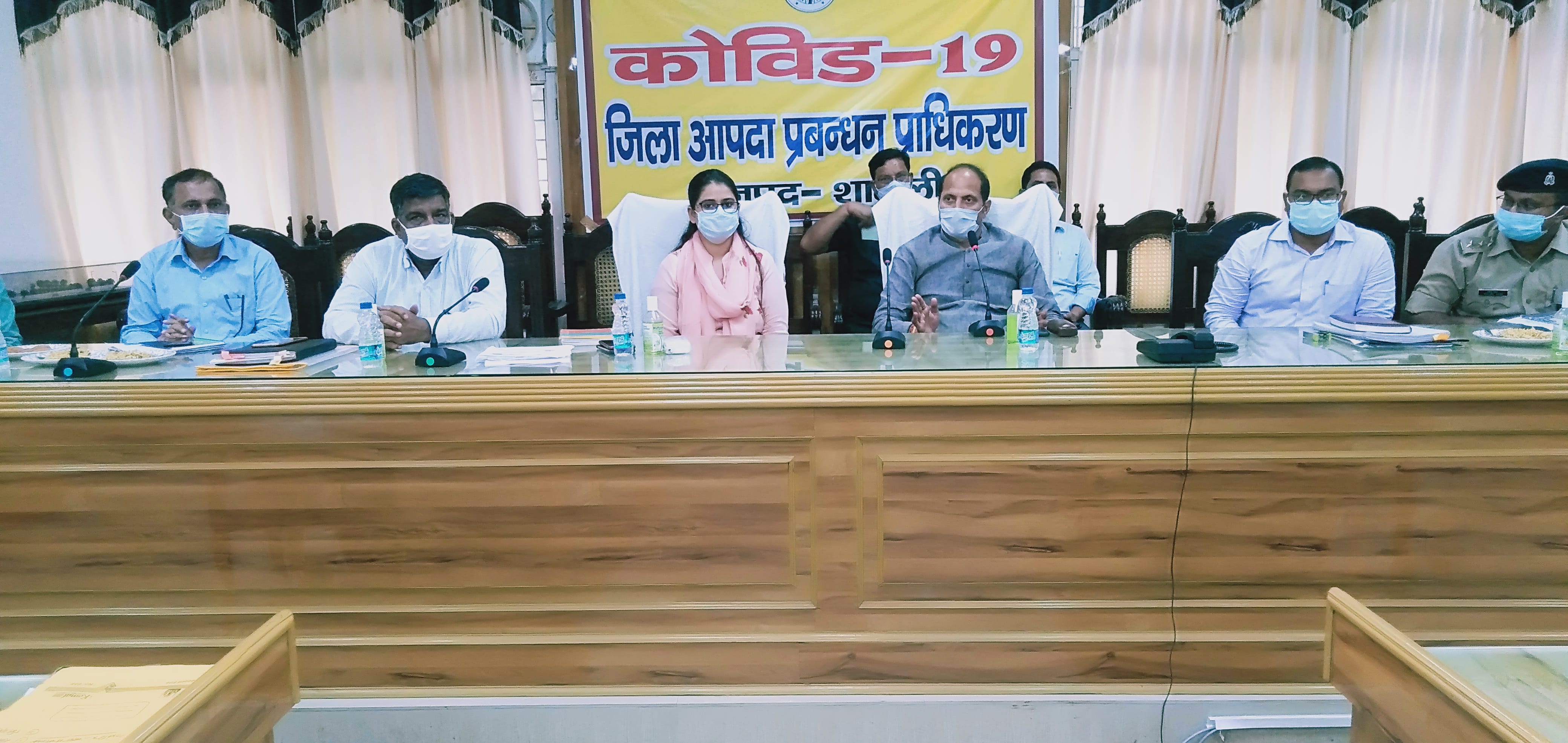 शामली कलेक्ट्रेट सभागार में आयोजित संपूर्ण समाधान दिवस में भाग लेते गन्नामंत्री सुरेश राणा शामली कलेक्ट्रेट सभागार में आयोजित संपूर्ण समाधान दिवस में भाग लेते गन्नामंत्री सुरेश राणा