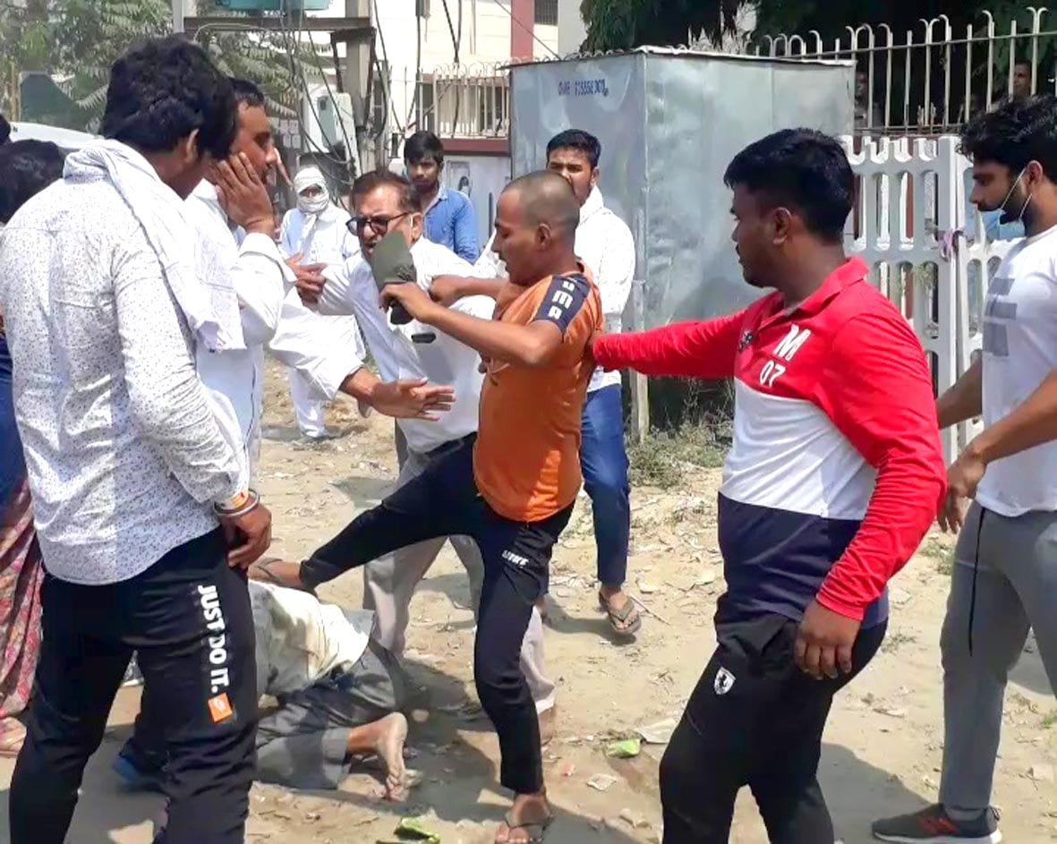 पलवल कैंप और सदर थाने के सामने मारपीट करते युवक। पलवल कैंप और सदर थाने के सामने मारपीट करते युवक।