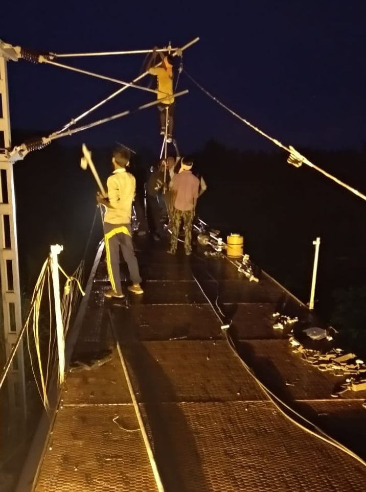 फोटो-38- बालामऊ सीतापुर रेखखंड पर रविवार की रात विद्युतीकरण का काम करते श्रमिक। संवाद फोटो-38- बालामऊ सीतापुर रेखखंड पर रविवार की रात विद्युतीकरण का काम करते श्रमिक। संवाद