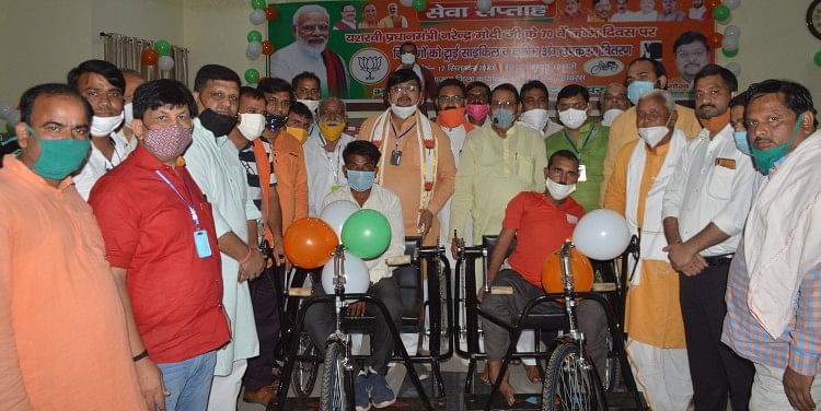 Bjp Leader Distributed Instrument To Disabled द व य ग क उपकरण मर ज क ब ट फल Hathras News