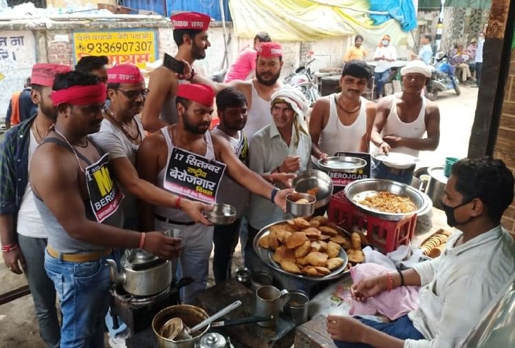 Im Mr Unemployed Placards Protest Against Samajwadi Party Workers, Asked To  Remove Clothes In Varanasi - आईएम मिस्टर बेरोजगार की तख्ती टांगे सपा  कार्यकर्ताओं का विरोध, कपड़े उतारकर ...