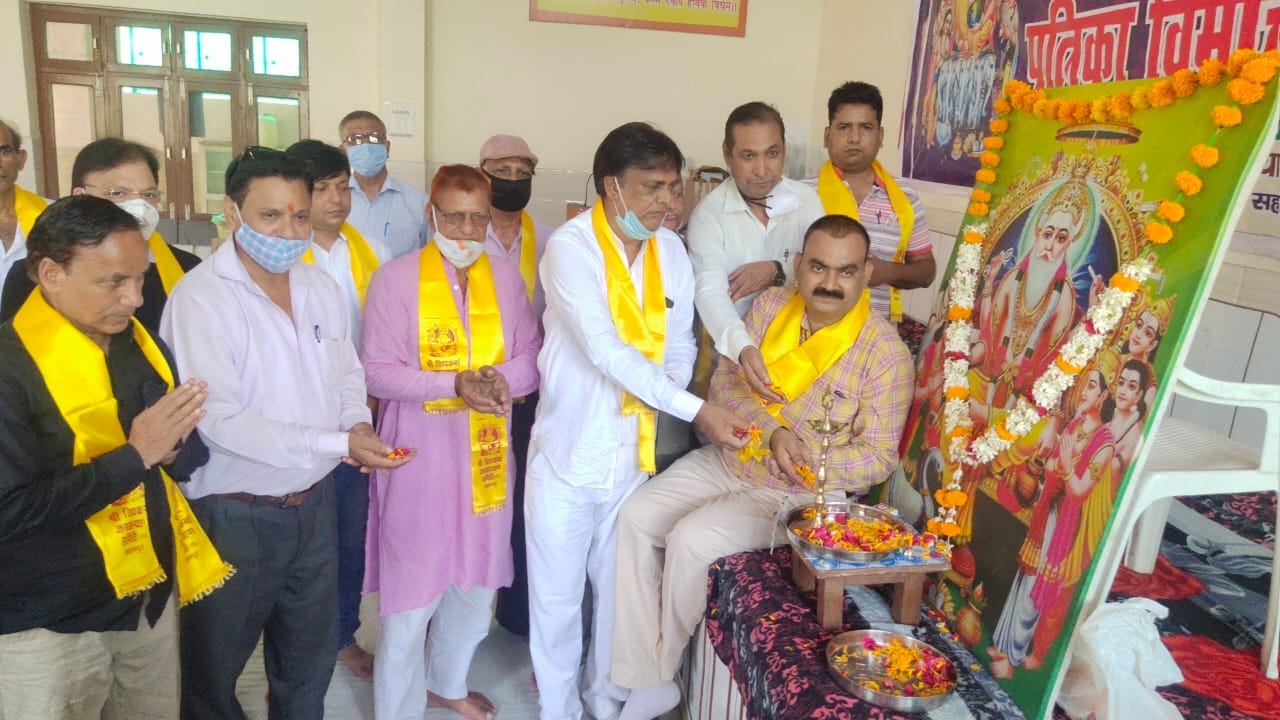 विश्वकर्मा जयंती पर भगवान विश्वकर्मा के चित्र पर पुष्प अर्पित करते श्री विश्वकर्मा जन कल्याण सम