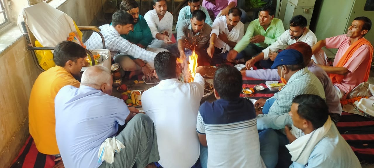 तीतरो में विश्वकर्मा पूजा के मौके पर यज्ञ में आहूतियां डालते श्रद्वालु तीतरो में विश्वकर्मा पूजा के मौके पर यज्ञ में आहूतियां डालते श्रद्वालु
