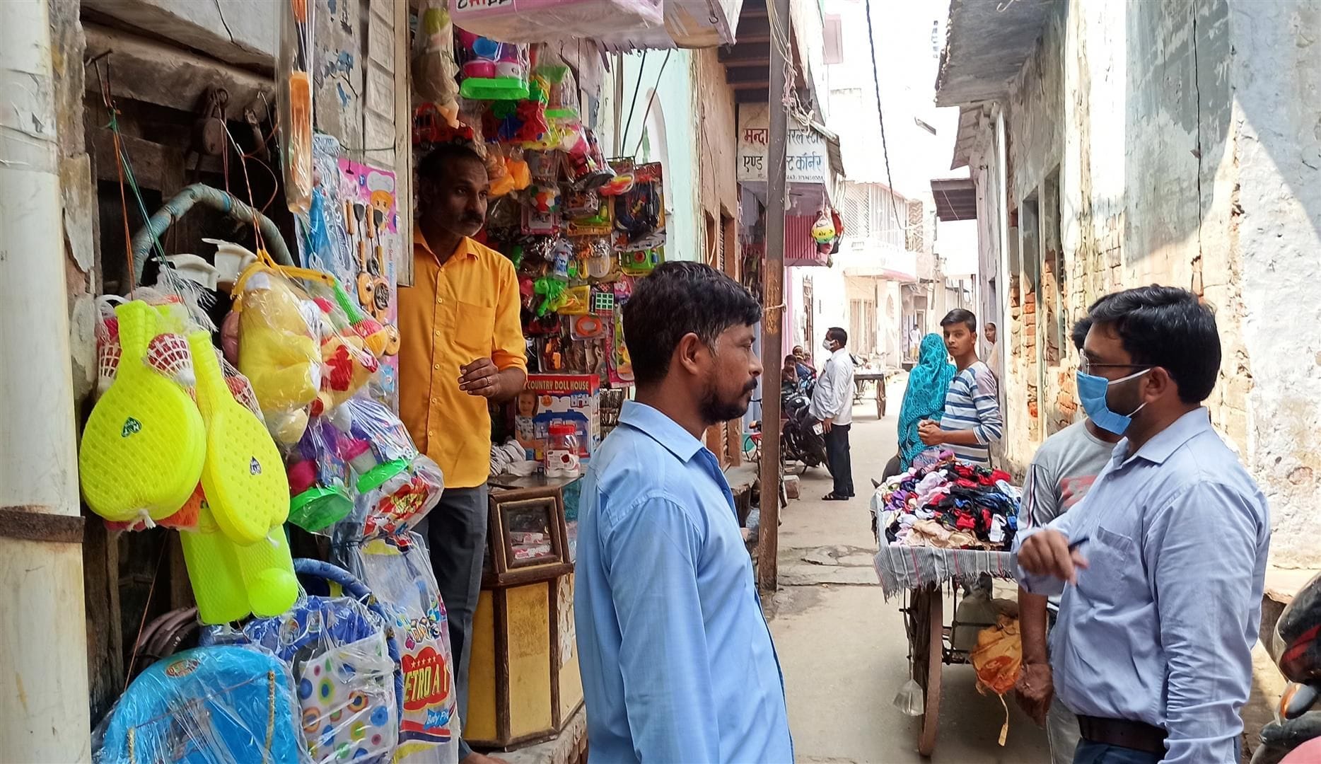 सादाबाद में बंदी के दिन खुली दुकानों को बंद कराते श्रम विभाग के प्रवर्तन अधिकारी मौहम्मद आजम