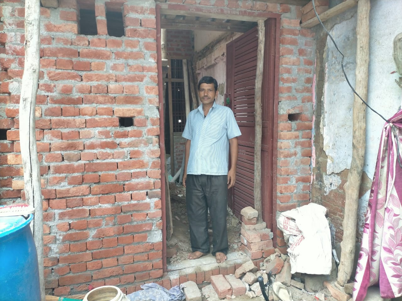 पीएम आवास...कैराना के मोहल्ला गुंबद में गोपाल का अधूरा पड़ा आवास।