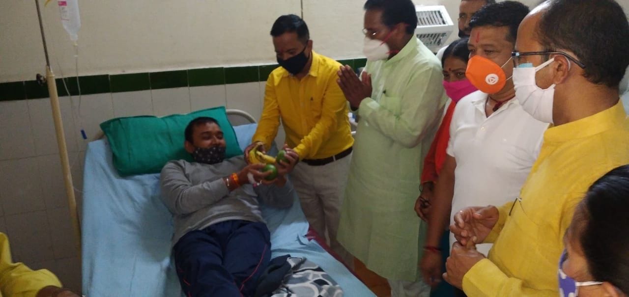 जिला अस्पताल में मरीजों को फल वितरित करते विधानसभा उपाध्यक्ष रघुनाथ सिंह चौहान और अन्य। जिला अस्पताल में मरीजों को फल वितरित करते विधानसभा उपाध्यक्ष रघुनाथ सिंह चौहान और अन्य।
