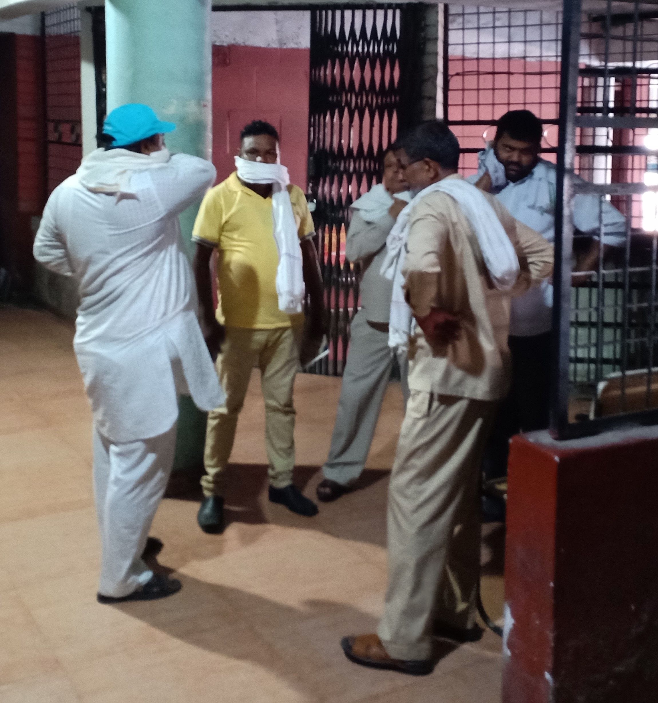 रोहतक डिपो कार्यालय परिसर में बिना थर्मल स्कैनिंग व सेनिटाइज किए खड़े लोग।