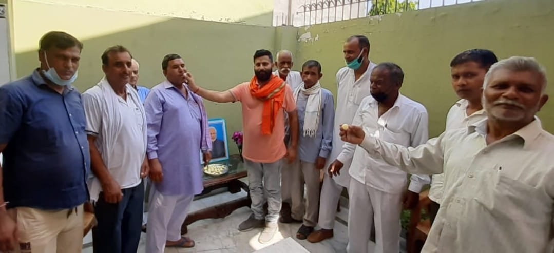 सुल्तानपुर में प्रधानमंत्री के जन्मदिन पर एक दूसरे को मिठाई खिलाते कार्यकर्ता। सुल्तानपुर में प्रधानमंत्री के जन्मदिन पर एक दूसरे को मिठाई खिलाते कार्यकर्ता।