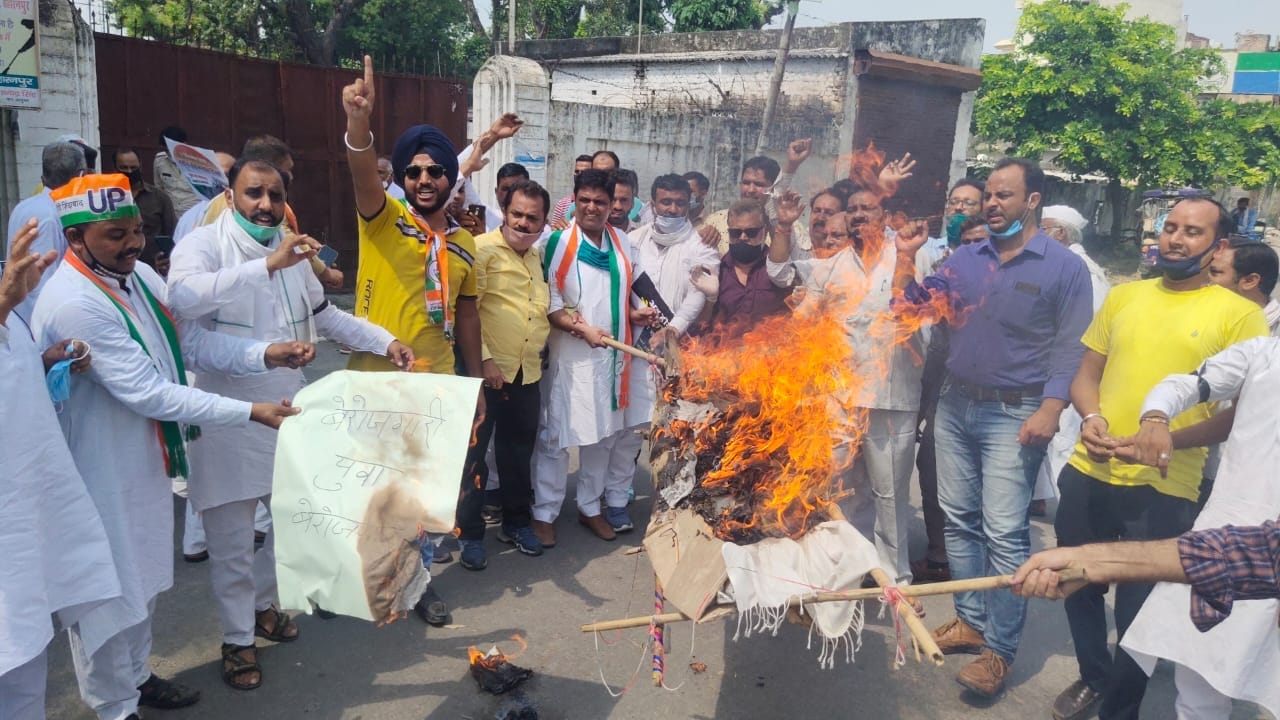 रेलवे स्टेशन के नजदीक युवा विरोधी नीतियों के पुतले को आग के हवाले करते कांग्रेसी।