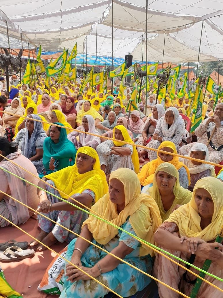 वीरवार को पटियाला में मांगों को लेकर धरना देती किसान परिवारों की महिलाएं। वीरवार को पटियाला में मांगों को लेकर धरना देती किसान परिवारों की महिलाएं।