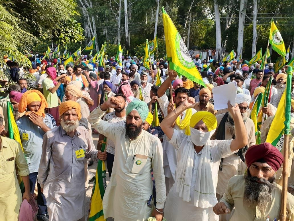 वीरवार को पटियाला में मांगों को लेकर धरना देते किसान। वीरवार को पटियाला में मांगों को लेकर धरना देते किसान।
