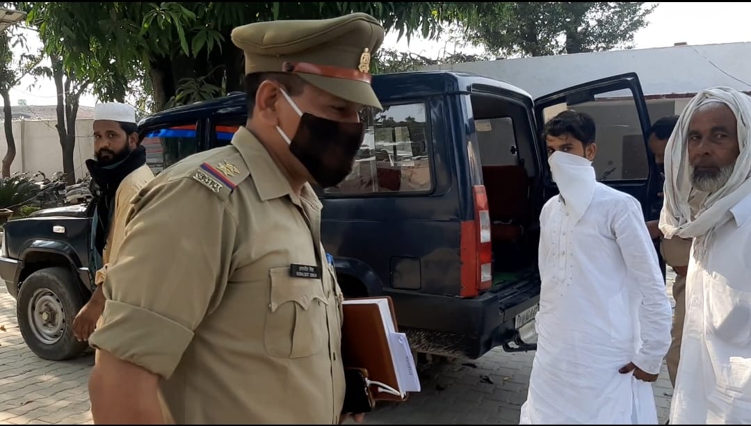 दुल्हा तथा उसके पिता से जानकारी लेती पुलिस।