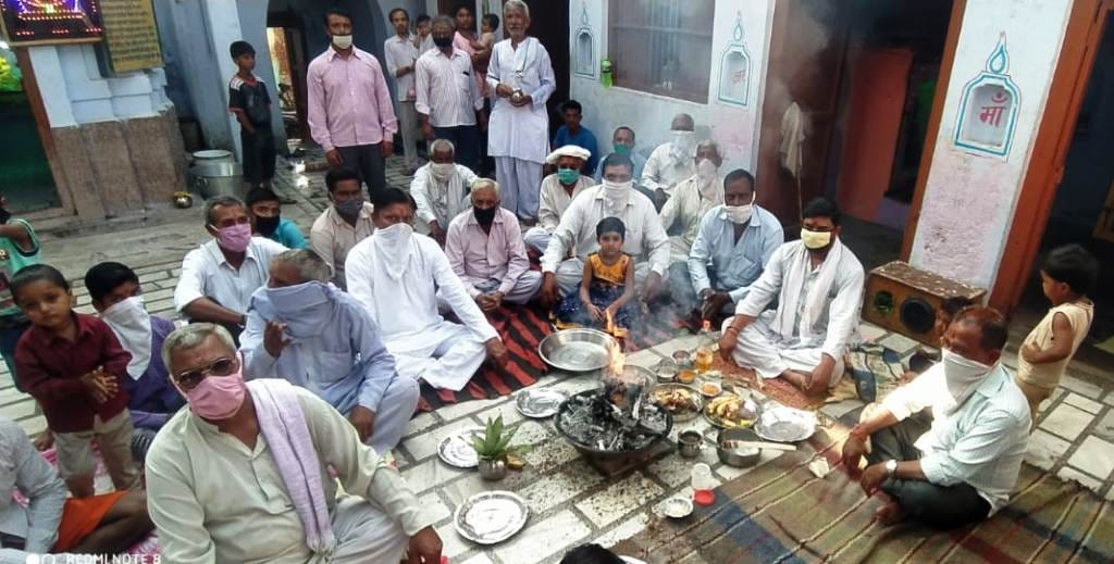 गंगोह के मोहल्ला गुजरान स्थित विश्वकर्मा मंदिर में आयोजित यज्ञ में शामिल लोग गंगोह के मोहल्ला गुजरान स्थित विश्वकर्मा मंदिर में आयोजित यज्ञ में शामिल लोग