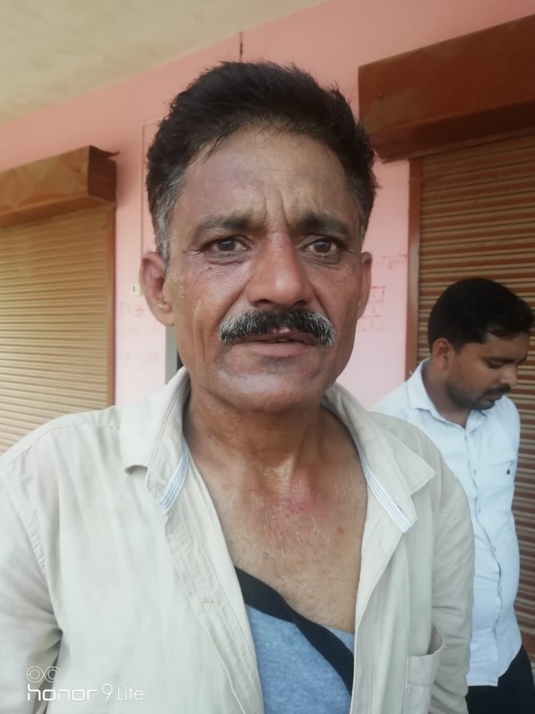 लालगंज में पकड़ा गया स्वास्थ विभाग का विजिलेंस कर्मचारी। लालगंज में पकड़ा गया स्वास्थ विभाग का विजिलेंस कर्मचारी।
