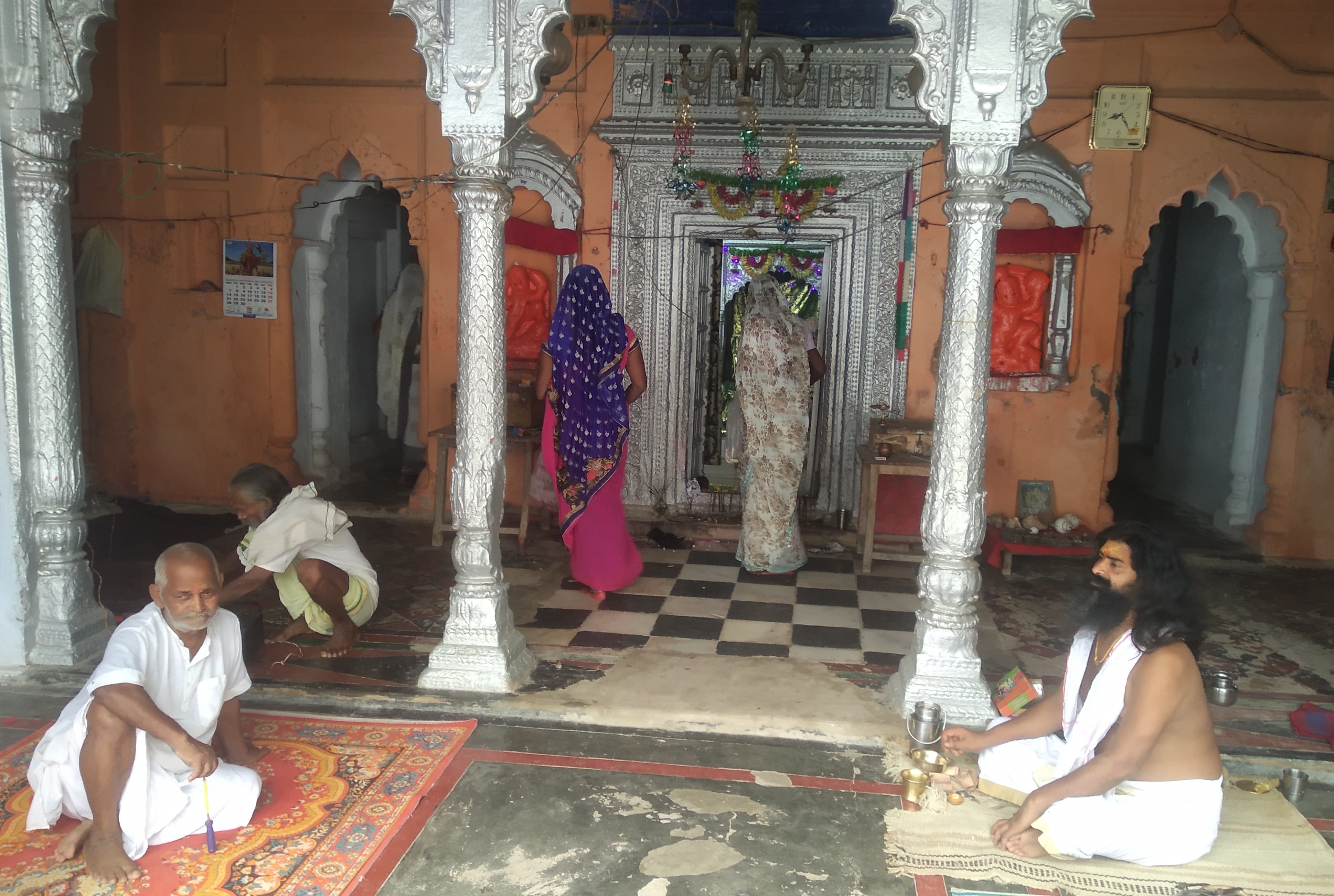 निजामाबाद के महर्षि दत्तात्रेय आश्रम पर दर्शन पूजन करते श्रद्धालु। निजामाबाद के महर्षि दत्तात्रेय आश्रम पर दर्शन पूजन करते श्रद्धालु।