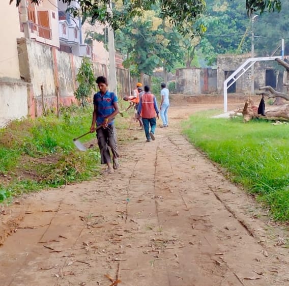 बिजनौर में नेहरु स्टेडियम में साफ सफाई करते श्रमिक। बिजनौर में नेहरु स्टेडियम में साफ सफाई करते श्रमिक।