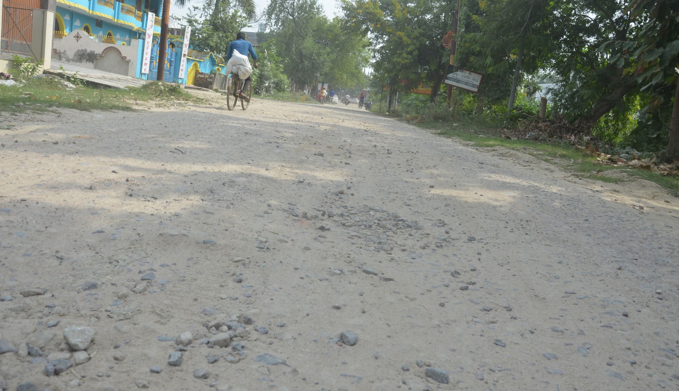 रायबरेली में गुरुवार को नेहरू नगर क्रॉसिंग से मनिका की ओर जाने वाली बदहाल सड़क। रायबरेली में गुरुवार को नेहरू नगर क्रॉसिंग से मनिका की ओर जाने वाली बदहाल सड़क।
