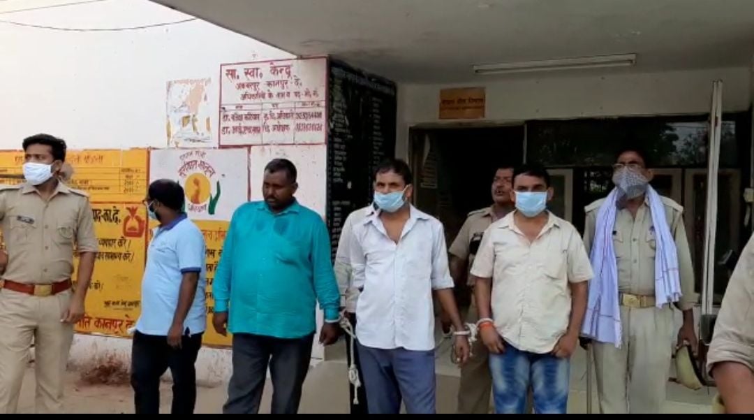 एआरटीओ दफ्तर से पकड़े गए दलाल। एआरटीओ दफ्तर से पकड़े गए दलाल।