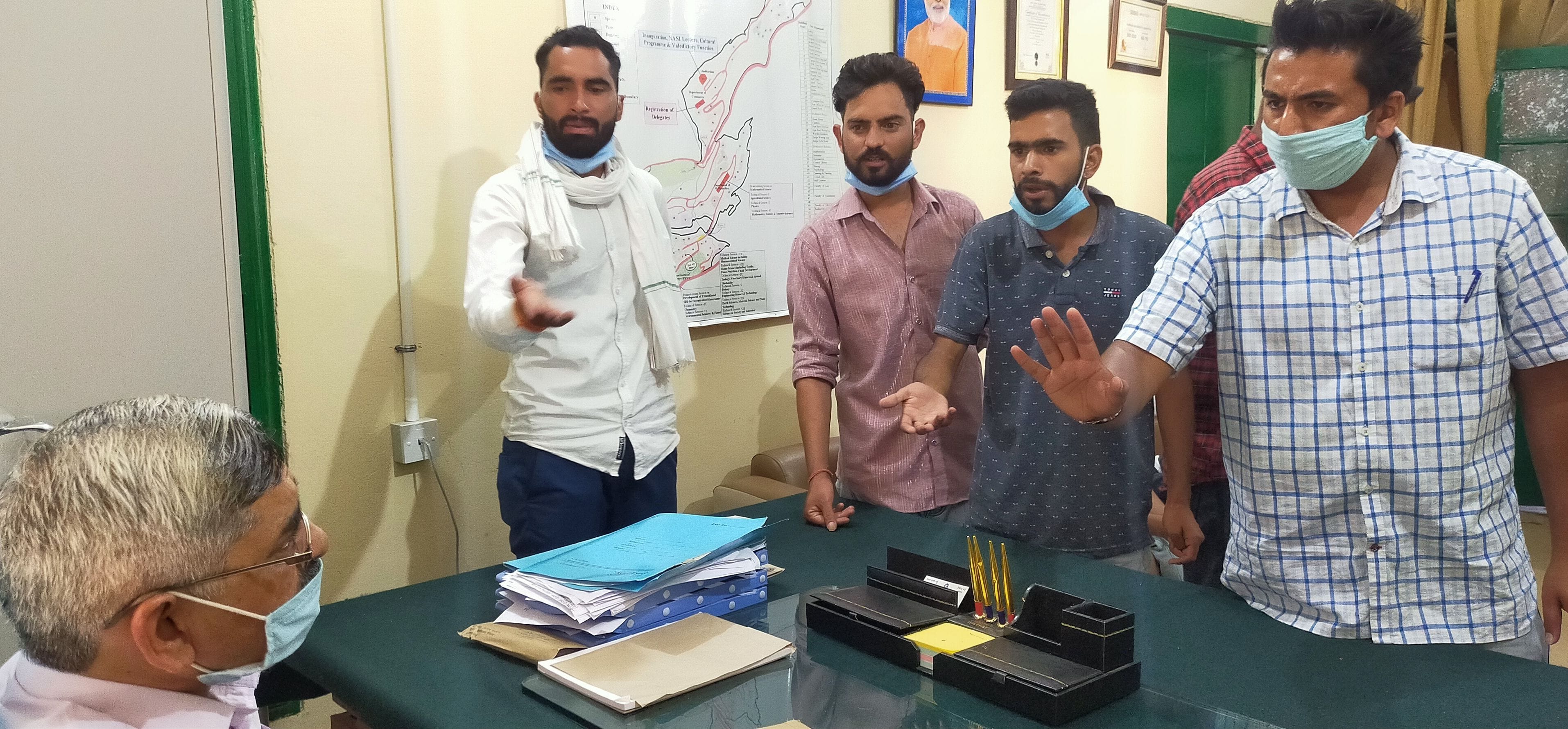 एसएसजे विवि में निदेशक प्रोफेसर नीरज तिवारी का घेराव करते एनएसयूआई कार्यकर्ता। एसएसजे विवि में निदेशक प्रोफेसर नीरज तिवारी का घेराव करते एनएसयूआई कार्यकर्ता।