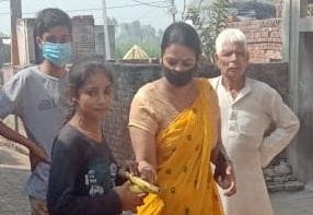 गढ़ीपुख्ता क्षेत्र में प्रधानमंत्री के जन्म दिवस पर फल बांटती भाजपा महिला कार्यकर्ता गढ़ीपुख्ता क्षेत्र में प्रधानमंत्री के जन्म दिवस पर फल बांटती भाजपा महिला कार्यकर्ता