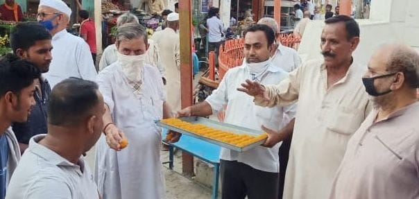 गढ़ीपुख्ता में प्रधानमंत्री के जन्म दिवस पर लड्डू बांटते व्यापारी गढ़ीपुख्ता में प्रधानमंत्री के जन्म दिवस पर लड्डू बांटते व्यापारी