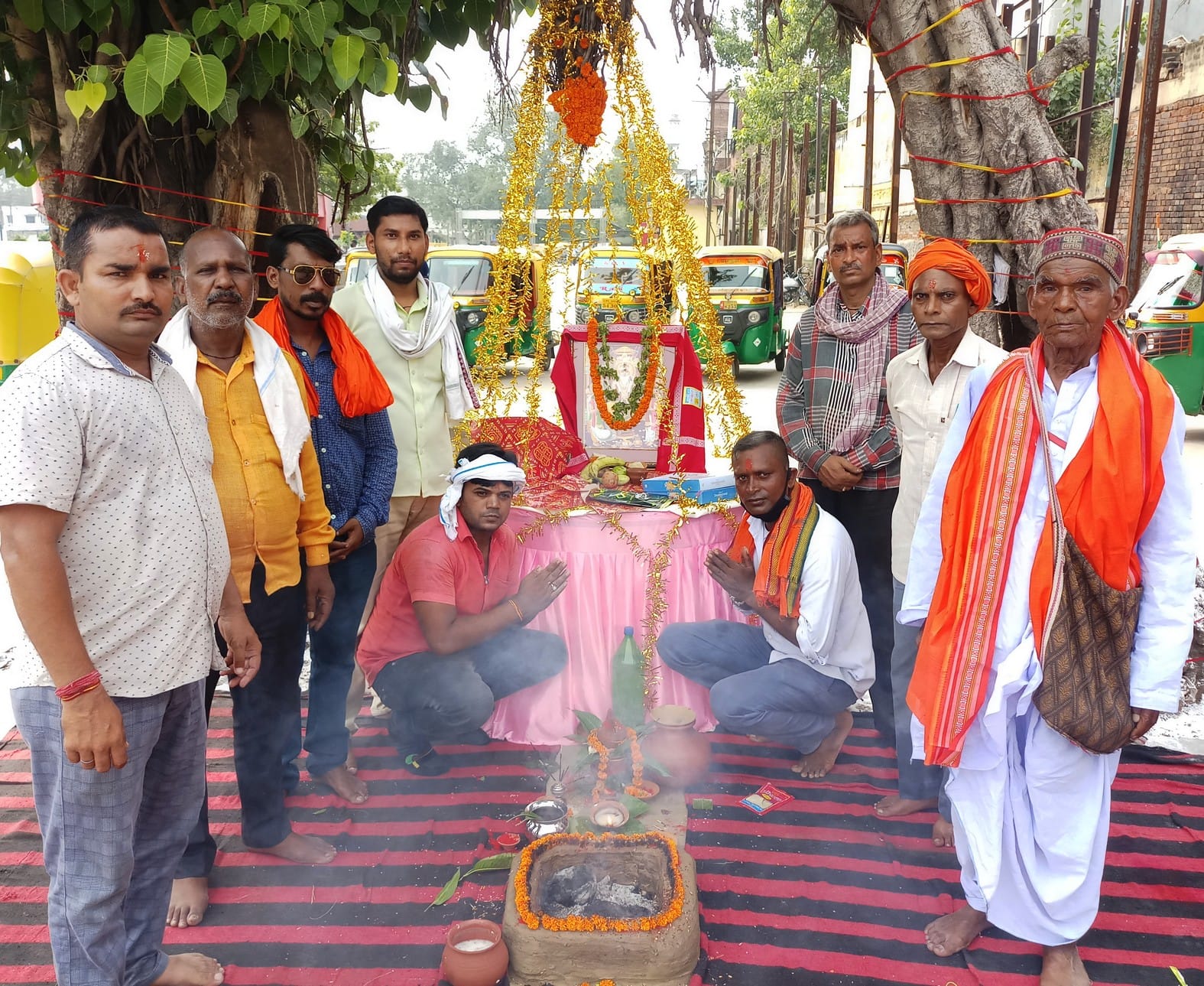 पीडीडीयू नगर के सर्कुलेटिंग एरिया में भगवान विश्वकर्मा की पूजा करते आटो रिक्शा चालक वेलफेयर एसो
