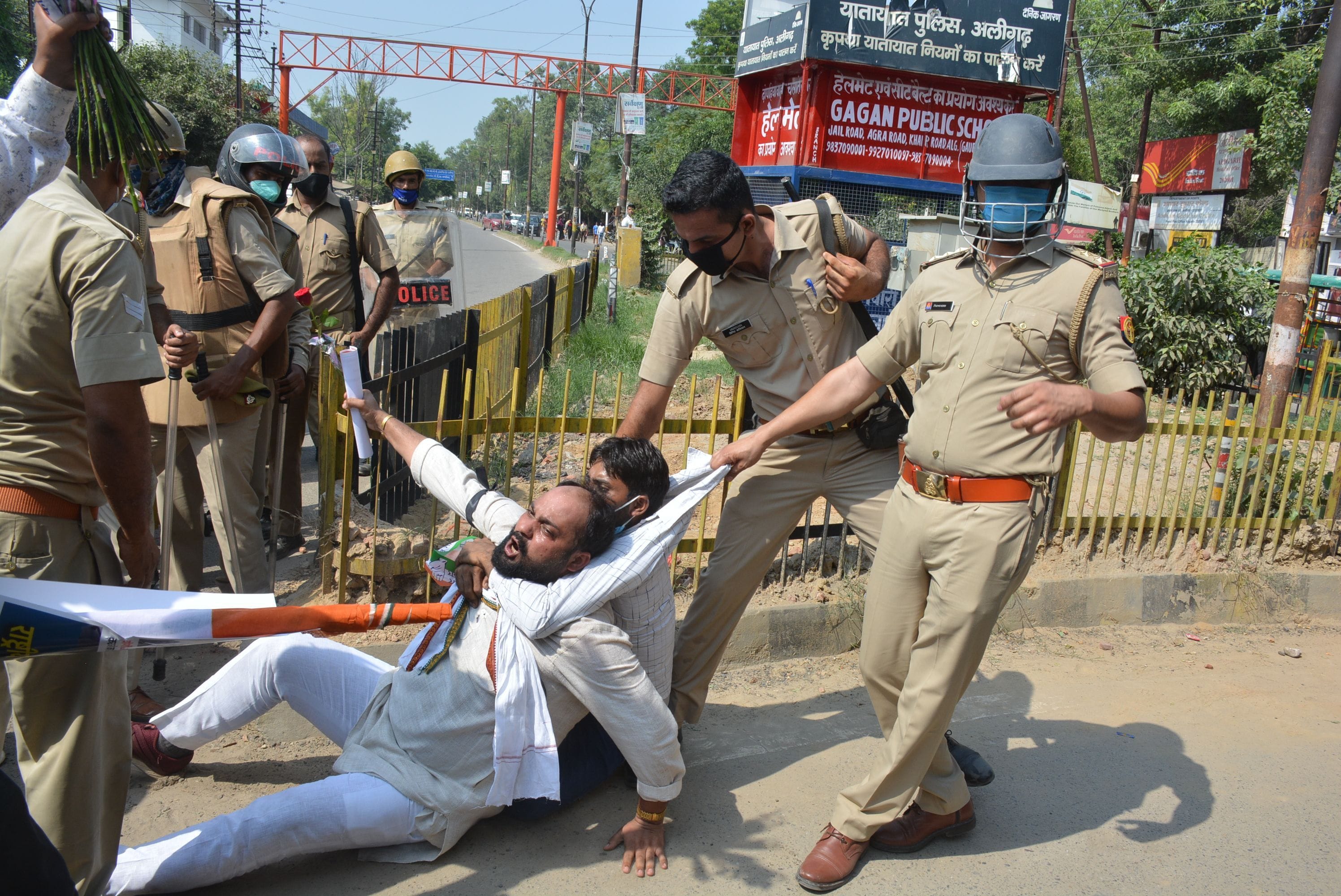  प्रदर्शन कर रहे युवा कांग्रेस जिलाध्यक्ष पंडित कपिल शर्मा को घसीटकर ले जाती पुलिस।