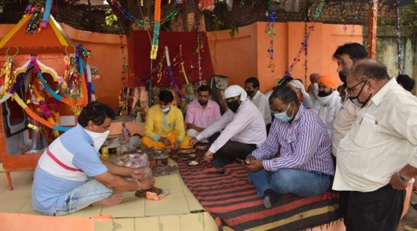 रुद्रपुर रोडवेज कार्याशाला में विश्वकर्मा पूजन करते कर्मचारी। रुद्रपुर रोडवेज कार्याशाला में विश्वकर्मा पूजन करते कर्मचारी।