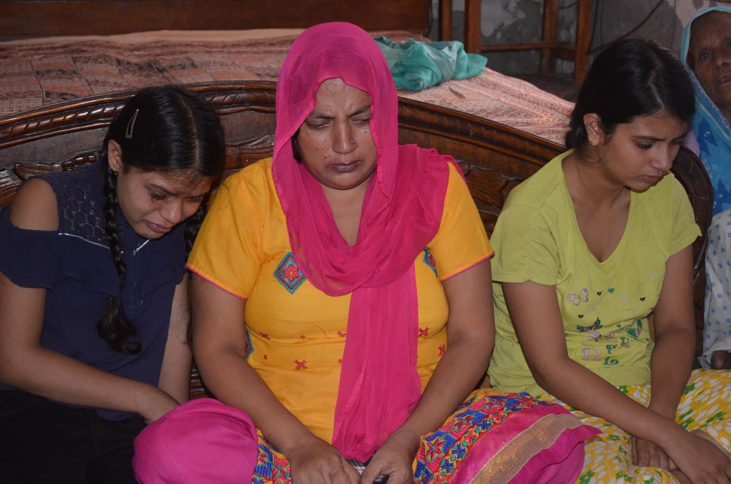 मुजफ्फरनगर : मोरना में अनुज हत्याकांड के बाद गमजदा मृतक की पत्नी अंजीता, बेटी कशिश और रिया। मुजफ्फरनगर : मोरना में अनुज हत्याकांड के बाद गमजदा मृतक की पत्नी अंजीता, बेटी कशिश और रिया।