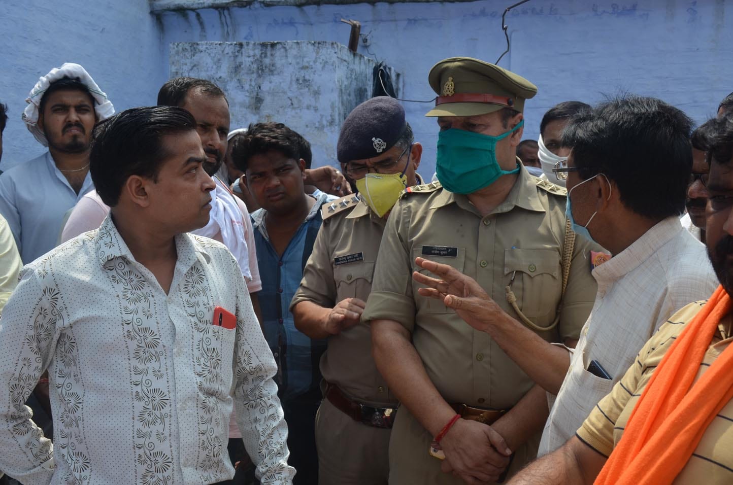 मुजफ्फरनगर : मोरना में दवा विक्रेता अनुज हत्याकांड को लेकर भोपा थाना प्रभारी से बातचीत करते ग्रा? मुजफ्फरनगर : मोरना में दवा विक्रेता अनुज हत्याकांड को लेकर भोपा थाना प्रभारी से बातचीत करते ग्रा?