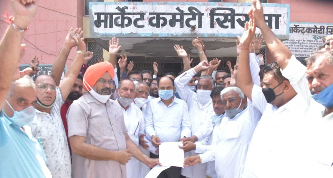 मार्केट कमेटी सचिव को ज्ञापन सौंपते आढ़ती। मार्केट कमेटी सचिव को ज्ञापन सौंपते आढ़ती।