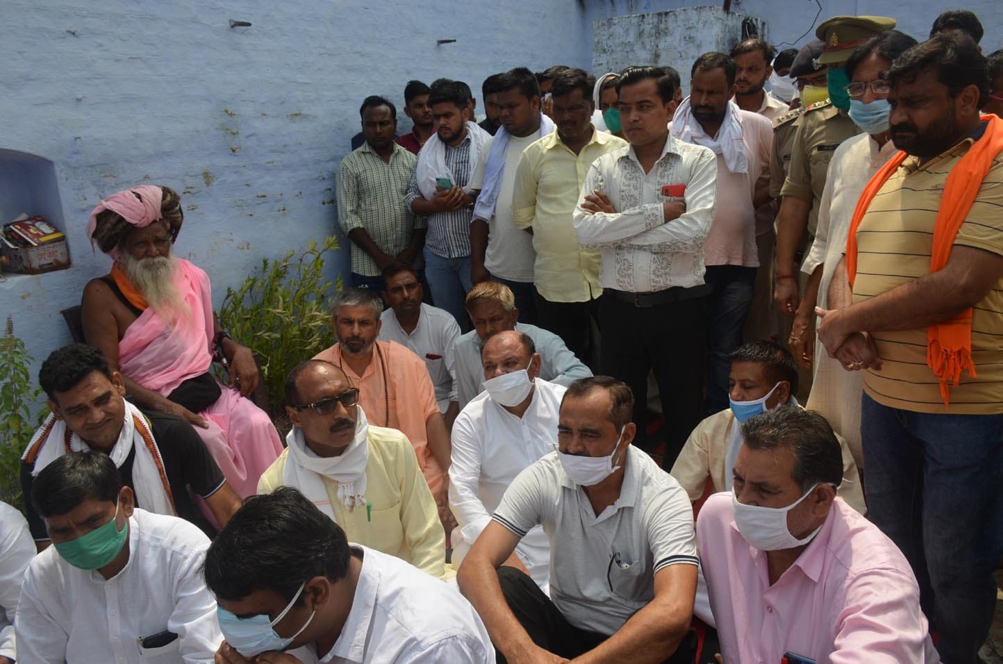 मुजफ्फरननगर : मोरना में पीड़ित परिजनों के बीच पहुंचे संत महात्मा और भाजपा कार्यकर्ता। मुजफ्फरननगर : मोरना में पीड़ित परिजनों के बीच पहुंचे संत महात्मा और भाजपा कार्यकर्ता।