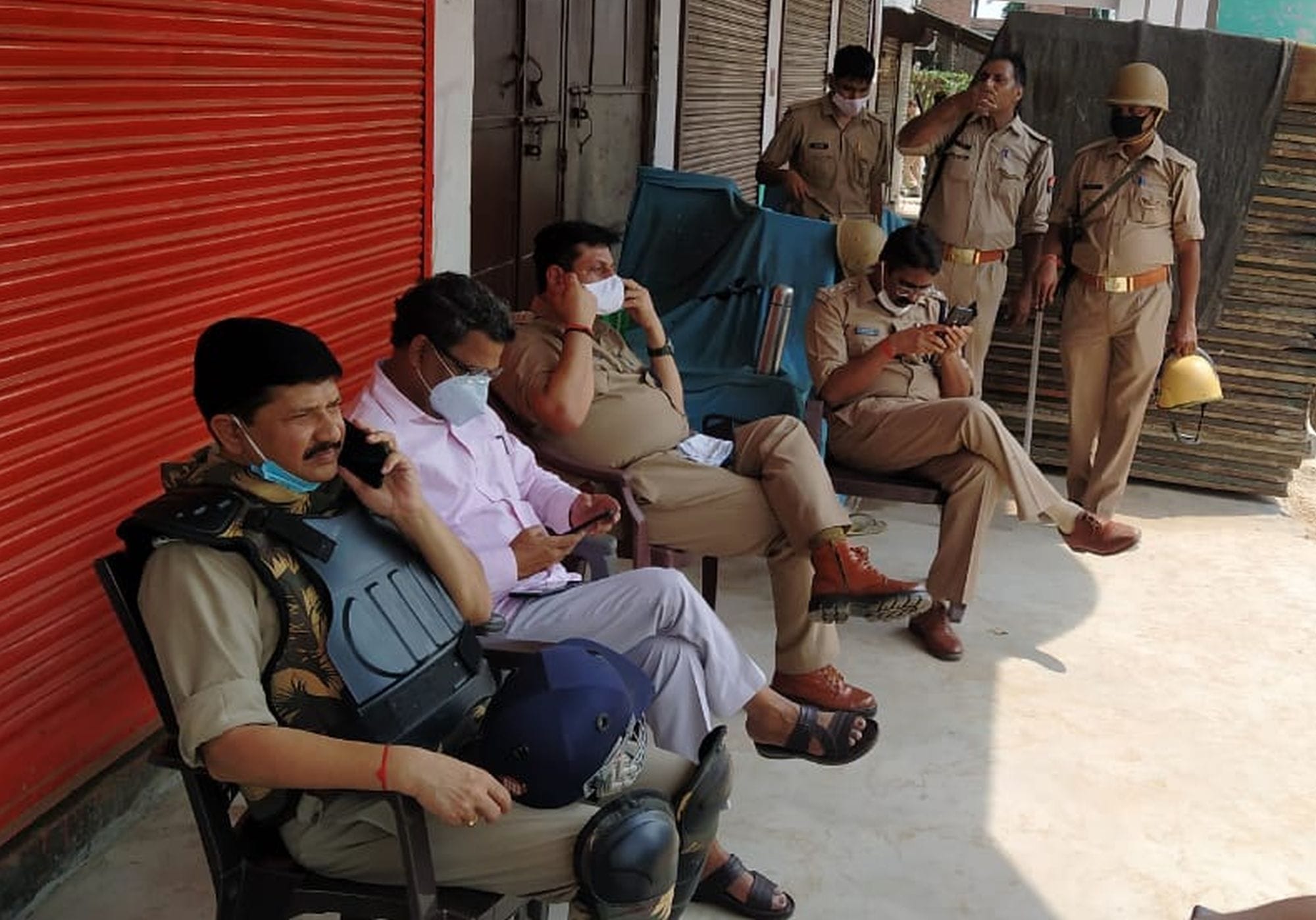 बिल्हौर (कानपुर) के मकनपुर-इलियासपुर गांव में घटना स्थल पर पहुंचे पुलिस और प्रशासनिक अफसर 