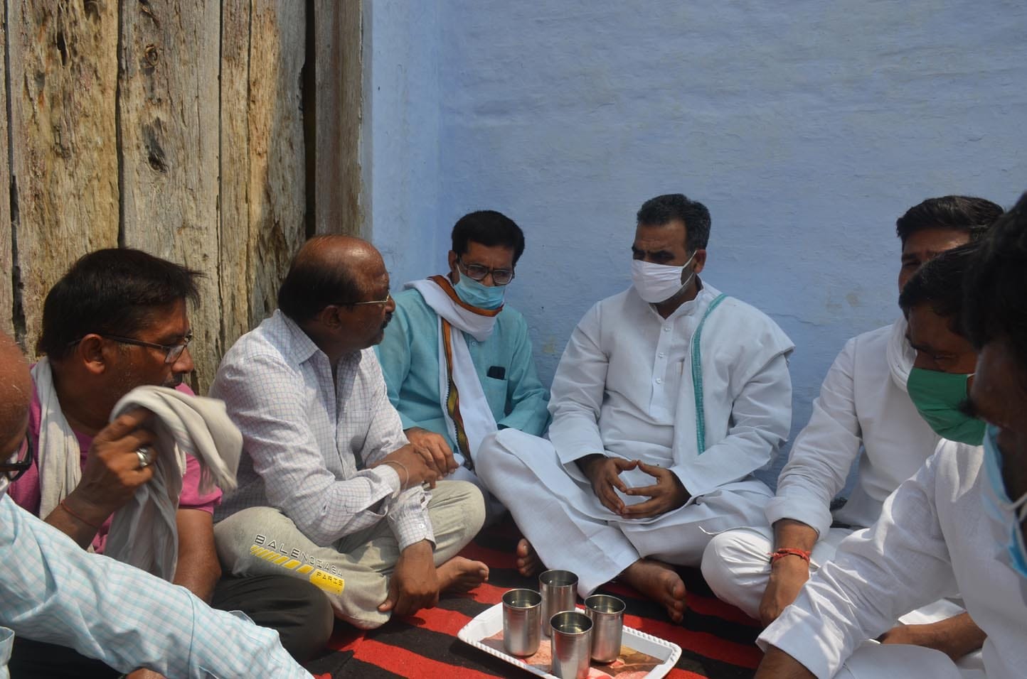 मुजफ्फरनगर : मोरना में पीड़ित परिवार को सांत्वना देते केंद्रीय राज्यमंत्री डॉक्टर संजीव बालिया? मुजफ्फरनगर : मोरना में पीड़ित परिवार को सांत्वना देते केंद्रीय राज्यमंत्री डॉक्टर संजीव बालिया?