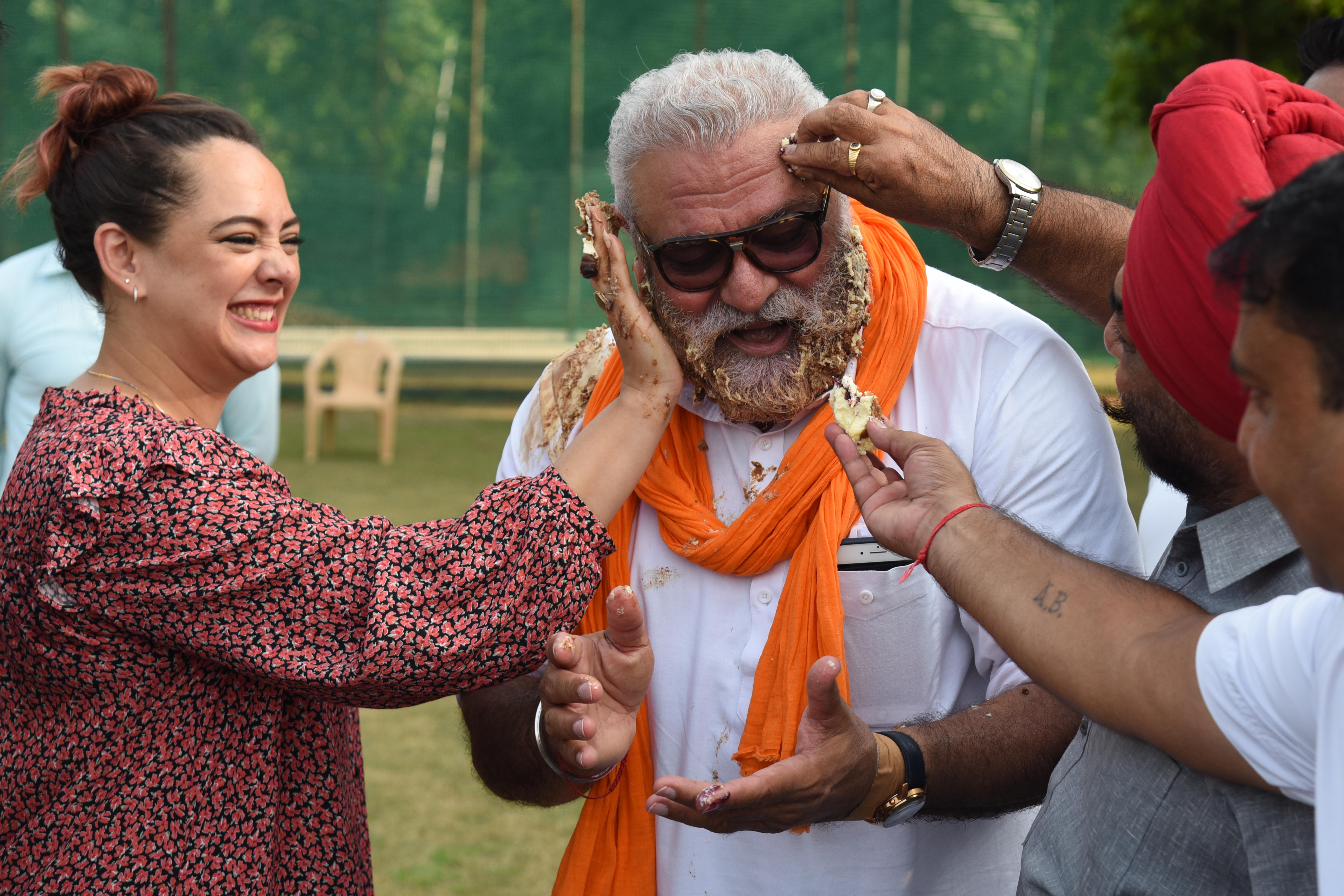 इस दौरान खुशी जताते हुए योगराज सिंह। 