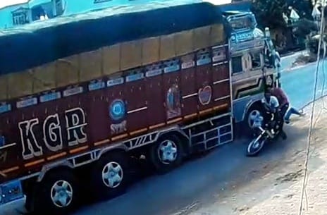शामली में सीसीटीवी कैमरे में कैद मोके से भागते हुऐ ट्रक ने दूसरी बाइक में टक्कर मारने के बाद घायल शामली में सीसीटीवी कैमरे में कैद मोके से भागते हुऐ ट्रक ने दूसरी बाइक में टक्कर मारने के बाद घायल