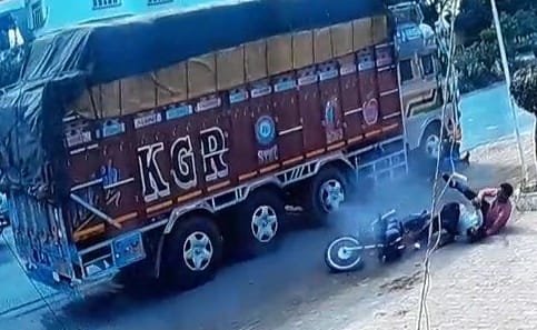 शामली में सीसीटीवी कैमरे में कैद मौके से भागते हुऐ ट्रक ने दूसरी बाइक में टक्कर मारने के बाद घायल शामली में सीसीटीवी कैमरे में कैद मौके से भागते हुऐ ट्रक ने दूसरी बाइक में टक्कर मारने के बाद घायल