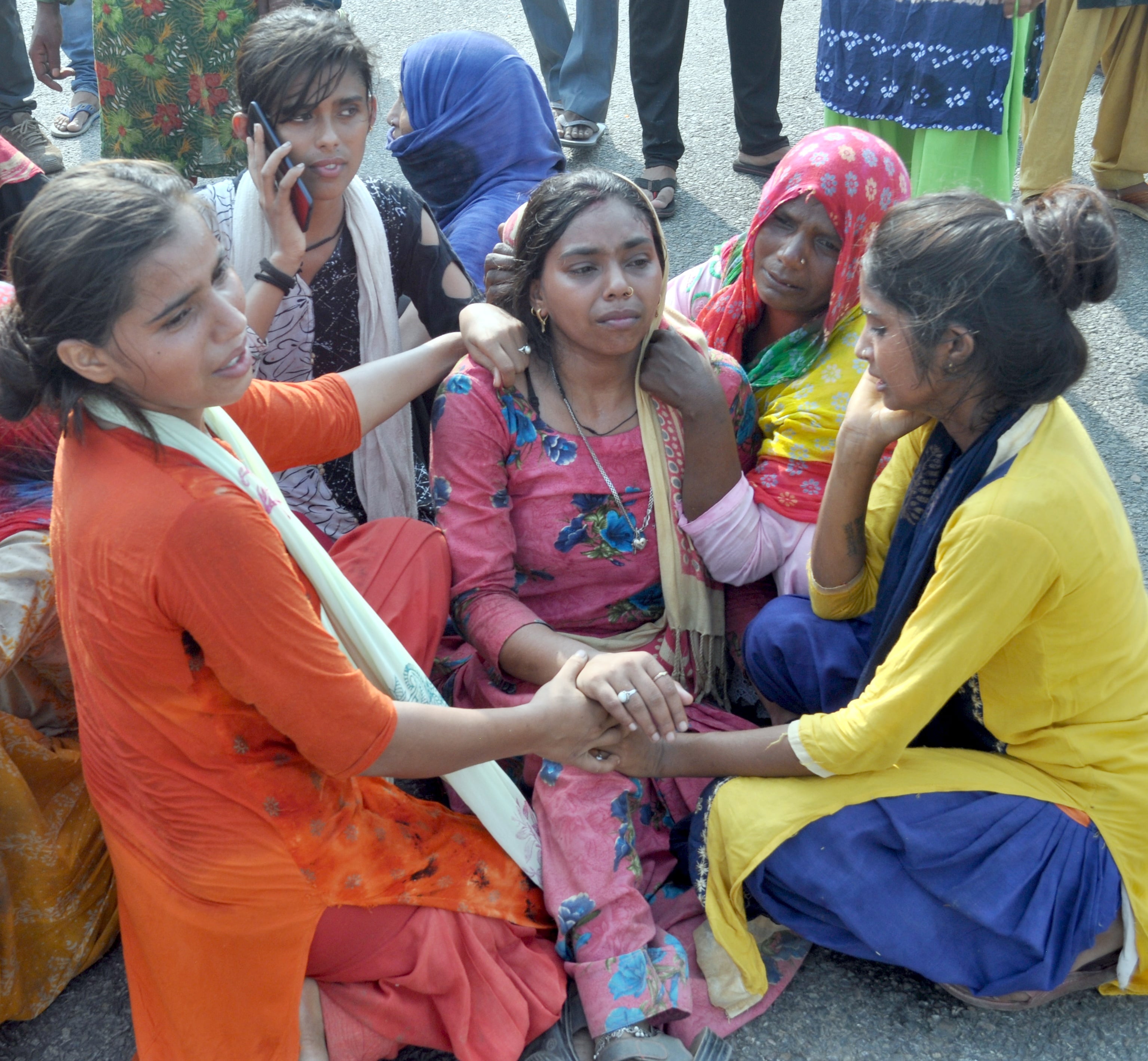 शामली झिंझाना रोड पर सड़क हादसे में युवकों की मौत के बाद विलाप करते परिजन। शामली झिंझाना रोड पर सड़क हादसे में युवकों की मौत के बाद विलाप करते परिजन।
