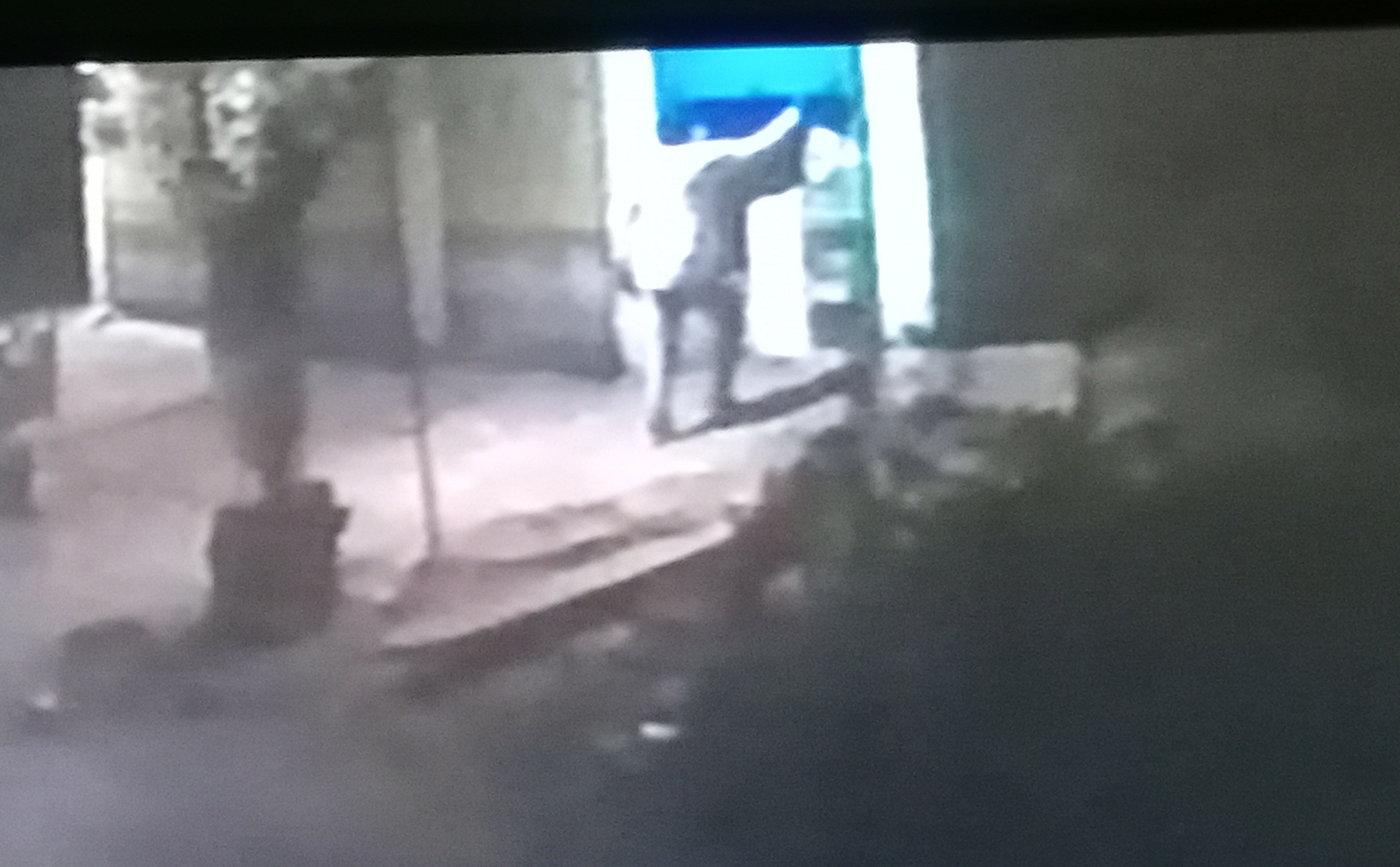 सीसीटीवी कैमरे में कैद दुकान का ताला तोड़ते हुए चोर। सीसीटीवी कैमरे में कैद दुकान का ताला तोड़ते हुए चोर।