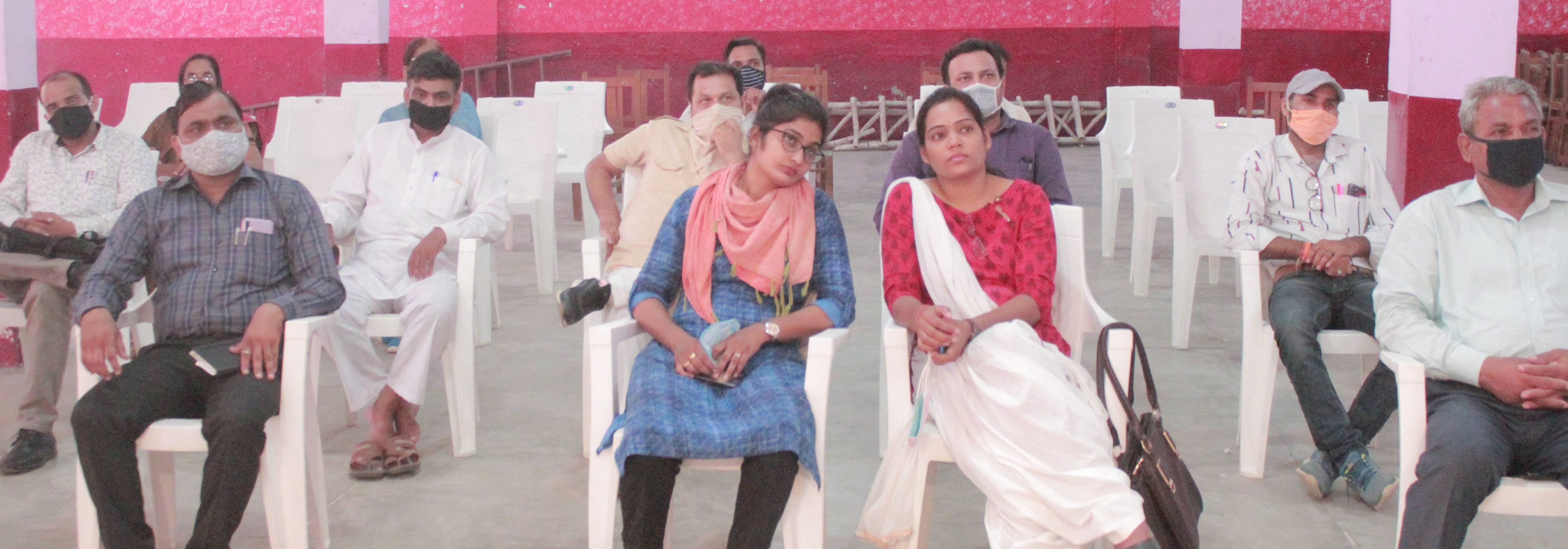 शामली सत्यनारयण इन्टर कॉलेज में जनपद स्तरीय कार्यशाला के समापन पर भाग लेते शिक्षक