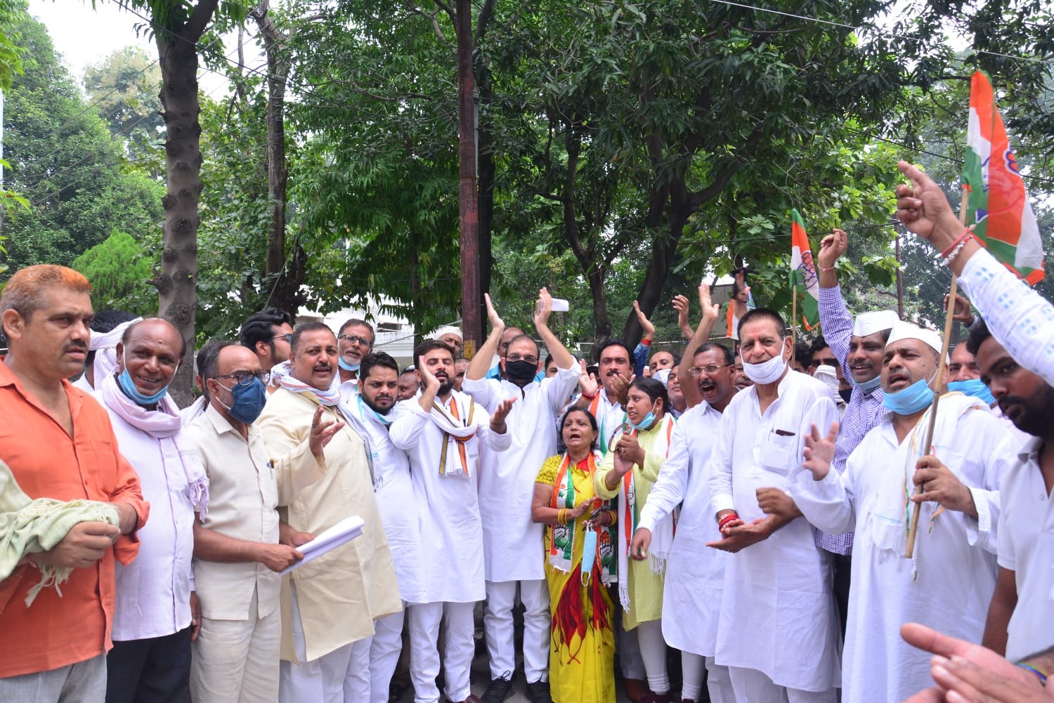 कलेक्ट्रेट में सरकार के खिलाफ प्रदर्शन करते पूर्व विधायक पंकज मलिक व क्राग्रेसी। कलेक्ट्रेट में सरकार के खिलाफ प्रदर्शन करते पूर्व विधायक पंकज मलिक व क्राग्रेसी।