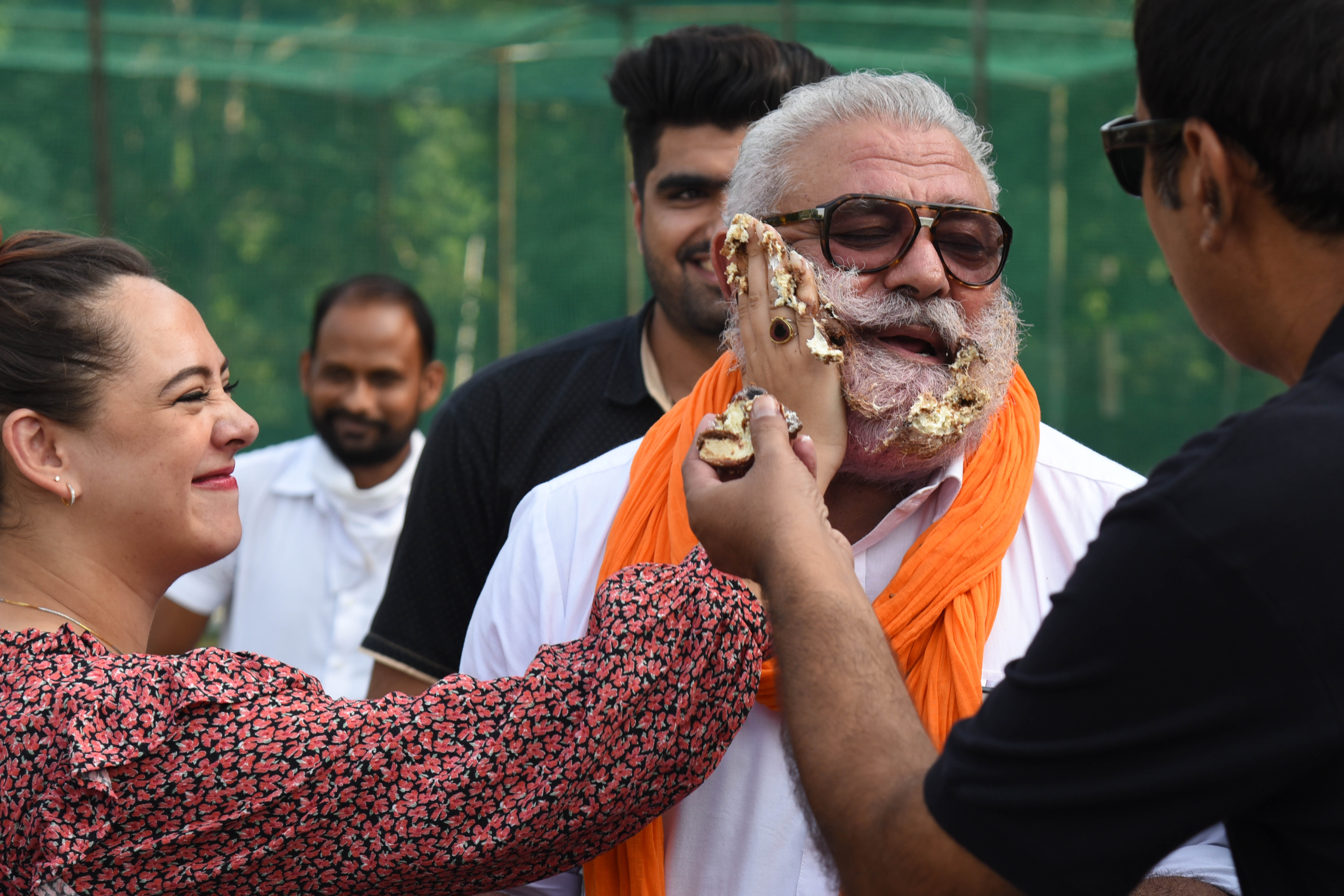योगराज सिंह के चेहरे पर केक लगातीं हेजल। 
