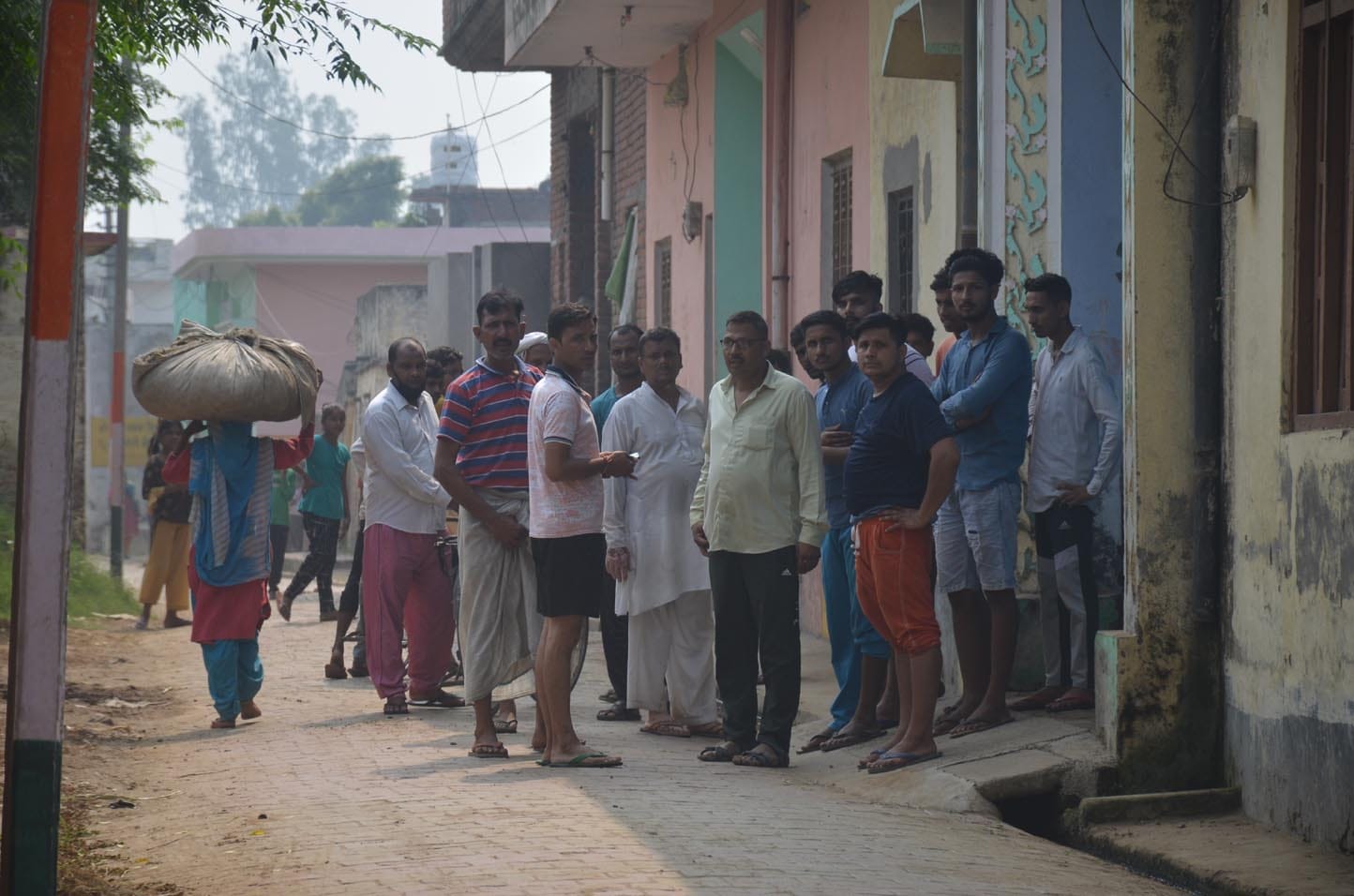 मुजफ्फरनगर :   12- गांव भेडाहेडी में पुलिस कार्रवाई को देखने के लिए उमड़े ग्रामीण।
