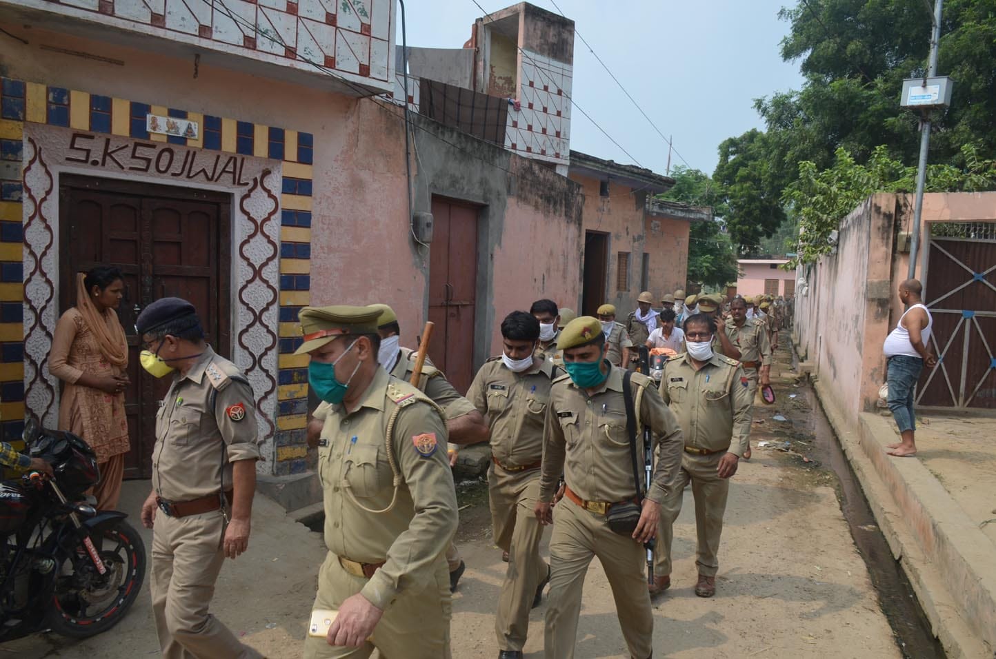 मुजफ्फरनगर :  16-मोरना गांव में गलियो में गश्त करती पुलिस व पीएसी।