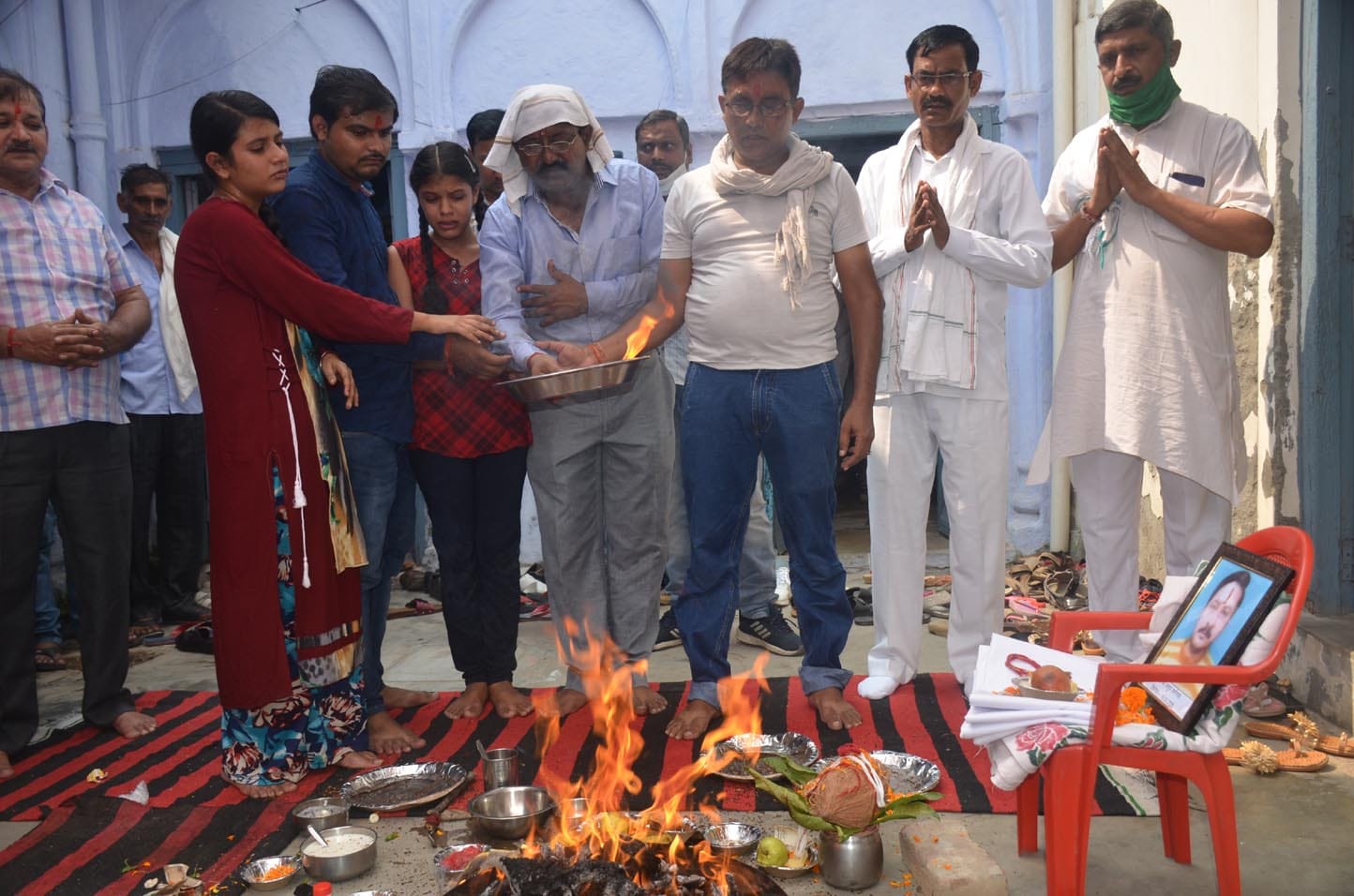 मुजफ्फरनगर : 18-मोरना में दवा व्यापारी मृतक अनुज कर्णवाल के घर पर आयोजित हवन यज्ञ में भाग लेते परिज? मुजफ्फरनगर : 18-मोरना में दवा व्यापारी मृतक अनुज कर्णवाल के घर पर आयोजित हवन यज्ञ में भाग लेते परिज?