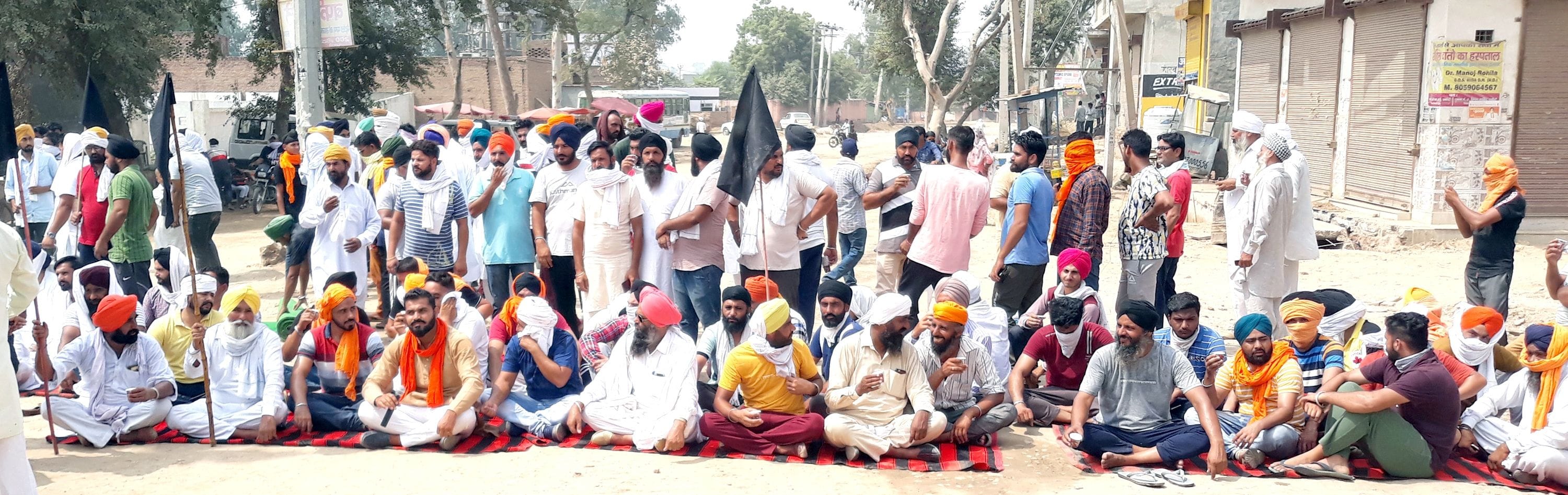  खानसर चौक पर धरना देते किसान।
