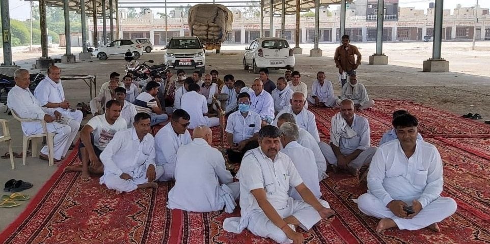 तीन कृषि अध्यादेशों के विरोध में जुलाना की नई अनाज मंडी में धरने पर बैठे आढ़ती। तीन कृषि अध्यादेशों के विरोध में जुलाना की नई अनाज मंडी में धरने पर बैठे आढ़ती।